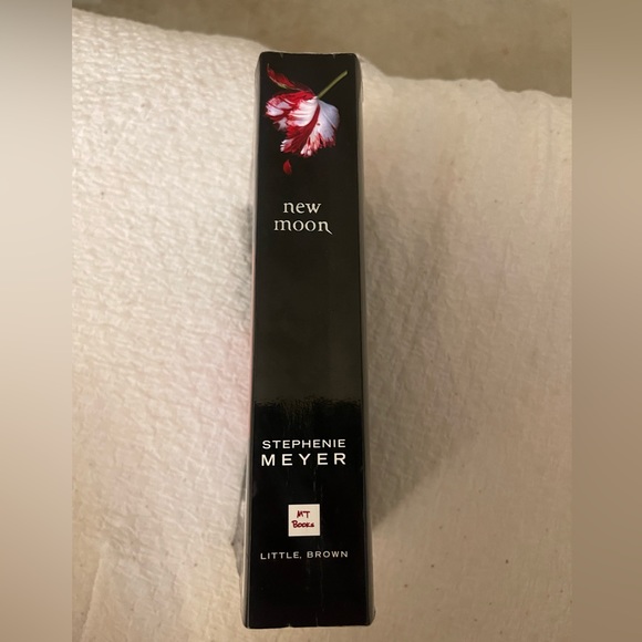 New Moon Twilight book by Stephanie Meyer - Picture 3 of 4